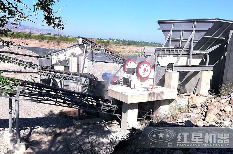顎式粉碎機(jī)作業(yè)現(xiàn)場(chǎng) 顎式粉碎機(jī)作業(yè)現(xiàn)場(chǎng)